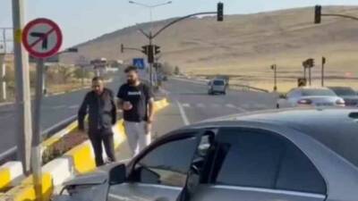 Mardin’in Artuklu ilçesinde iki otomobilin çarpışması sonucu meydana gelen trafik
