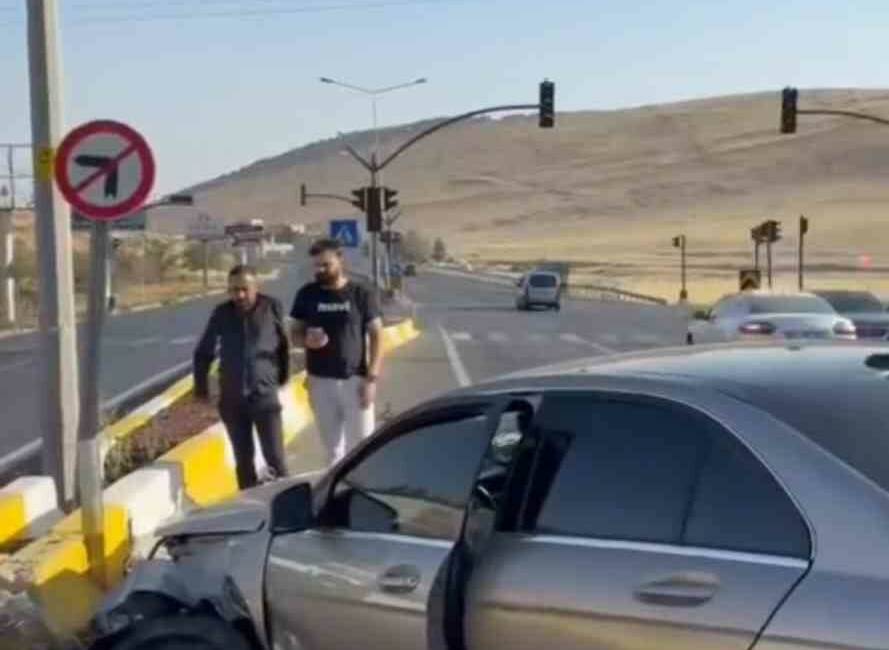 Mardin’in Artuklu ilçesinde iki otomobilin çarpışması sonucu meydana gelen trafik