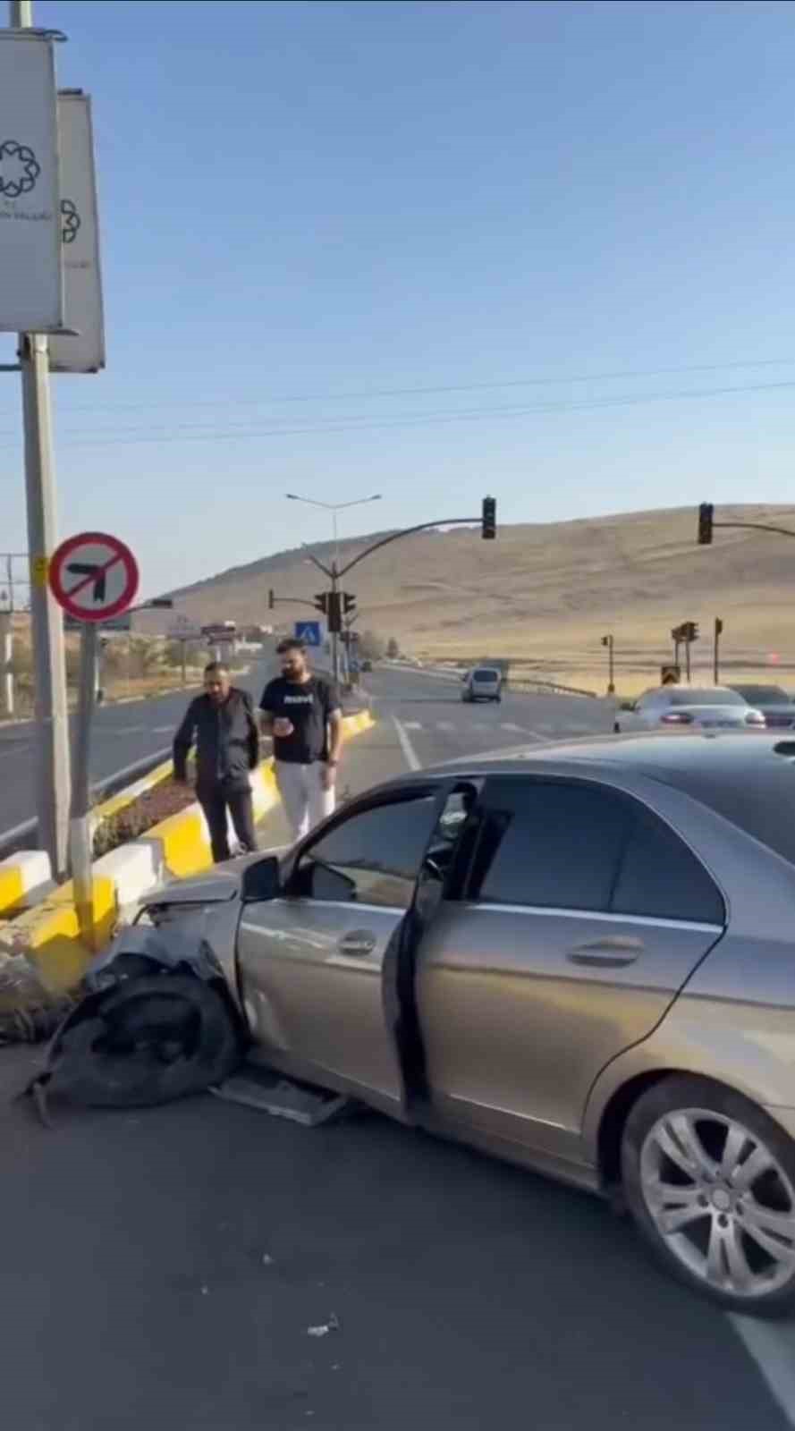 Mardin’in Artuklu ilçesinde iki otomobilin çarpışması sonucu meydana gelen trafik