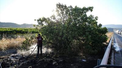 MERSİN (AA) – Mersin’in Tarsus ilçesinde alev alan süt tankerinden