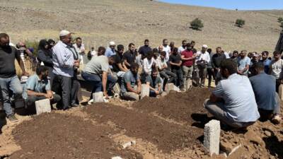 - Kazanın, Şen ailesinin hacdan gelen yakınlarını görmek için gittikleri