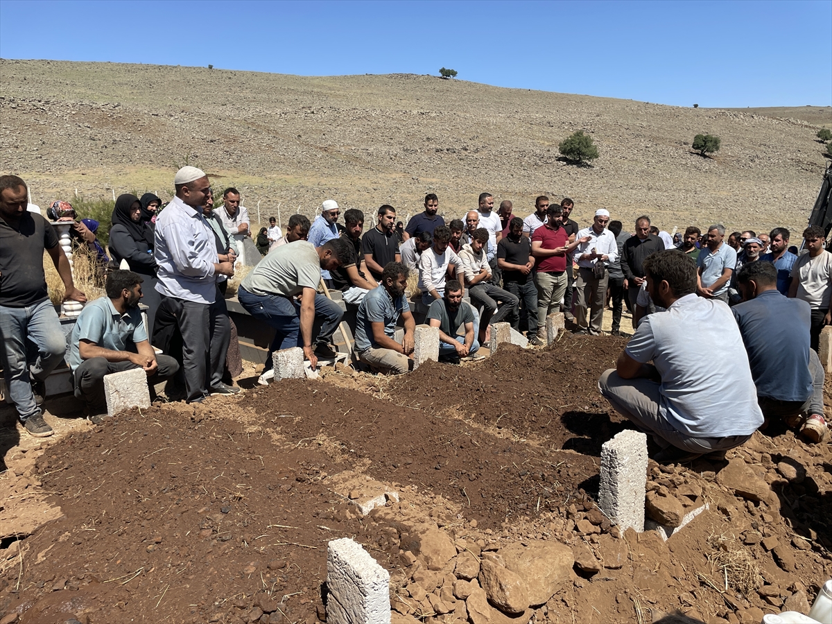 - Kazanın, Şen ailesinin hacdan gelen yakınlarını görmek için gittikleri