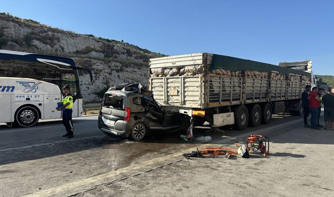 MERSİN (AA) – Mersin’in Tarsus ilçesinde tıra çarpan hafif ticari