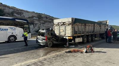MERSİN (AA) – Mersin’in Tarsus ilçesinde tıra çarpan hafif ticari