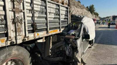 Mersin’in Tarsus ilçesi sınrılarında hafif ticari aracın tıra arkadan çarpması