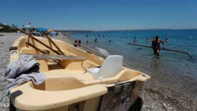 Konyaaltı Sahili’nde pandemi döneminde deniz altından atıkları çıkartmaya başlayan Erhan