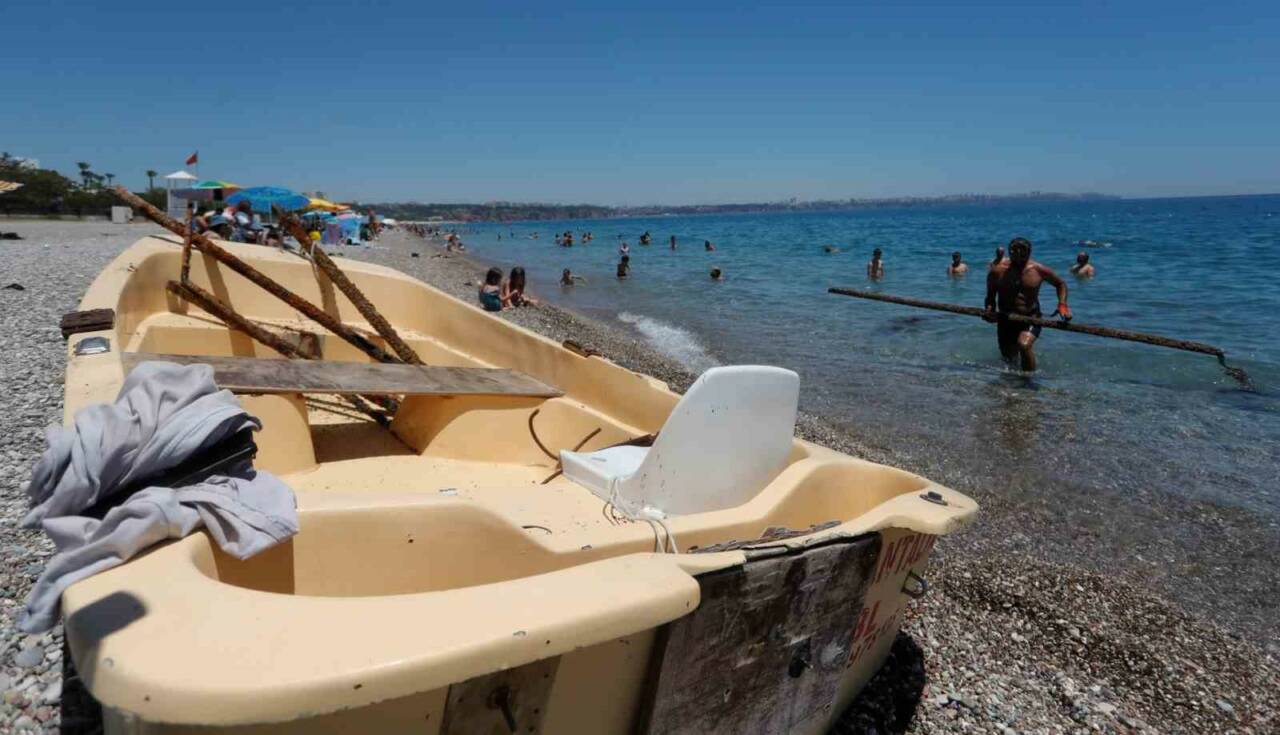 Konyaaltı Sahili’nde pandemi döneminde deniz altından atıkları çıkartmaya başlayan Erhan