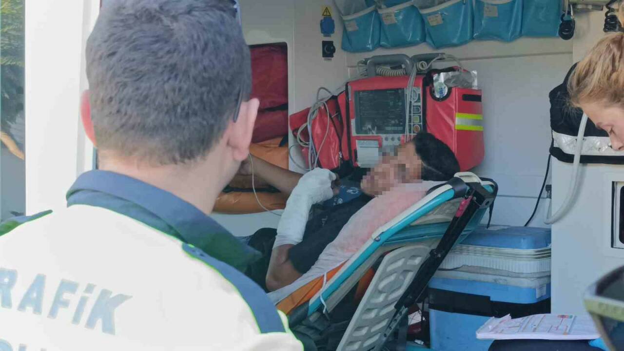 Antalya’nın Manavgat ilçesinde meydana gelen kazada yaralanan genç, polis ekiplerine