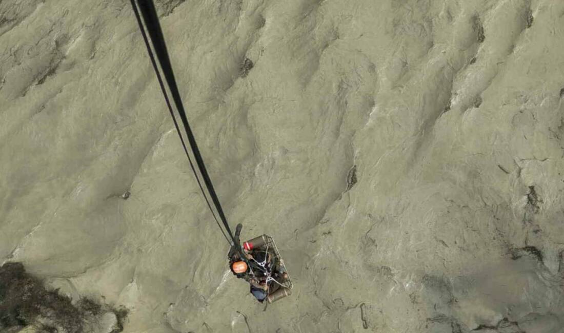 Çin ile Nepal arasındaki Himalaya dağlarındaki bir vadide şiddetli yağışların