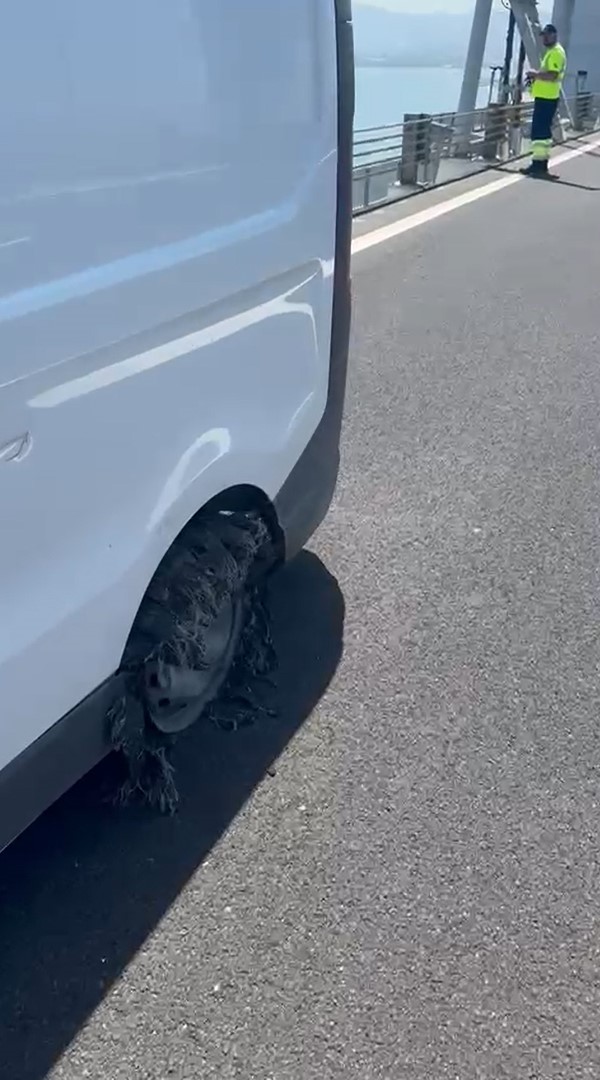 Osmangazi Köprüsü’nde peş peşe giden iki aracın lastikleri patladı. Alınan