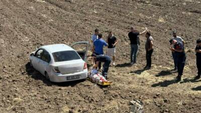 Osmaniye’nin Bahçe ilçesinde sürücüsünün direksiyon hakimiyetini kaybettiği otomobil tarlaya uçtu