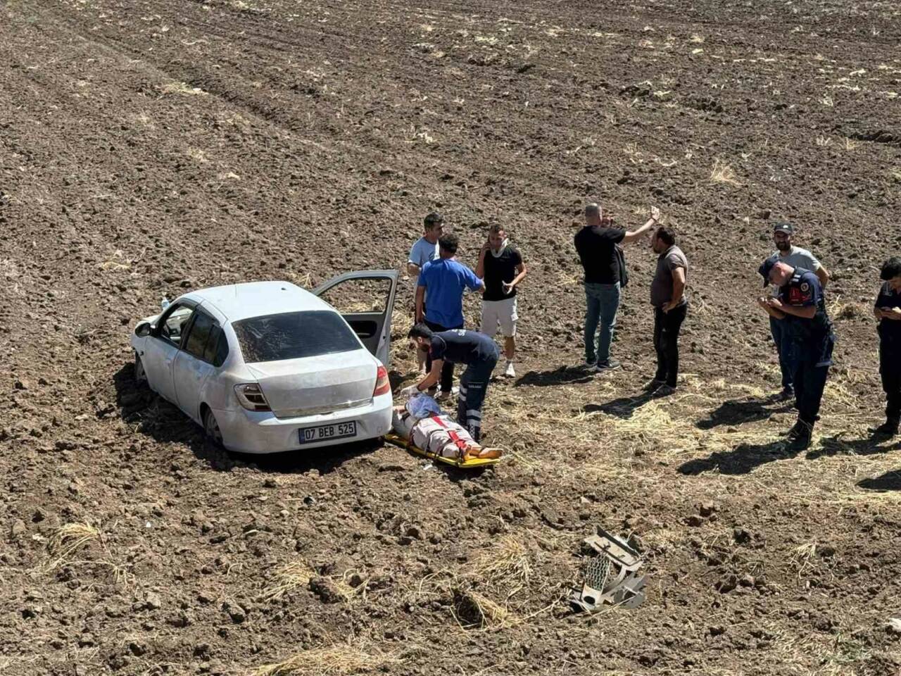 Osmaniye’nin Bahçe ilçesinde sürücüsünün direksiyon hakimiyetini kaybettiği otomobil tarlaya uçtu