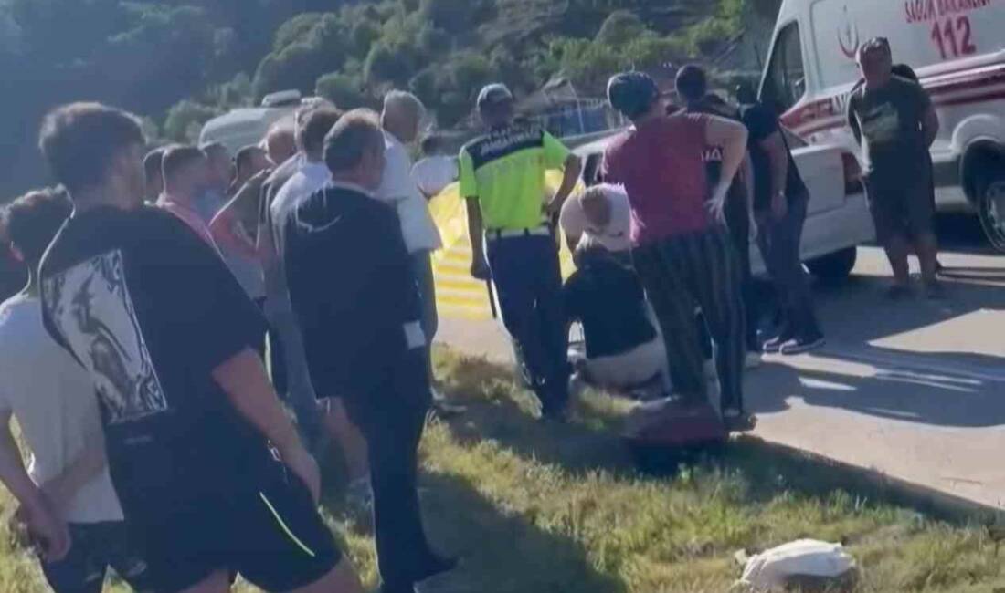 Bartın’da otomobilin arkadan çarptığı motosiklet devrilirken sürücüsü de yola savruldu.