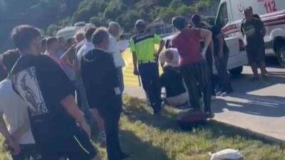 Bartın’da otomobilin arkadan çarptığı motosiklet devrilirken sürücüsü de yola savruldu.