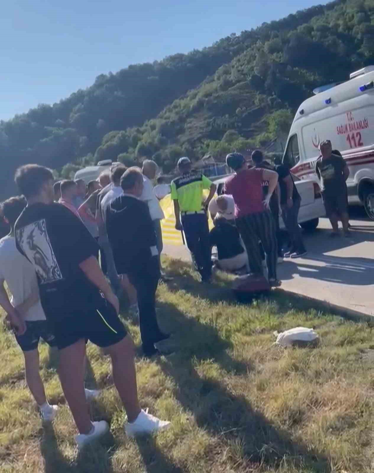 Bartın’da otomobilin arkadan çarptığı motosiklet devrilirken sürücüsü de yola savruldu.