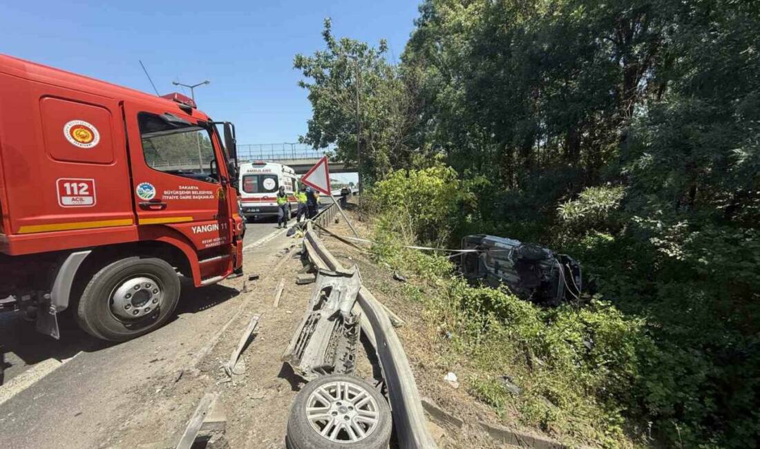 Anadolu Otoyolu Sakarya geçişinde kontrolden çıkan hafif ticari araç, bariyerleri
