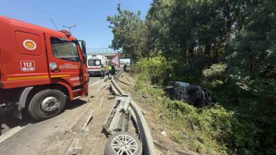 Anadolu Otoyolu Sakarya geçişinde kontrolden çıkan hafif ticari araç, bariyerleri