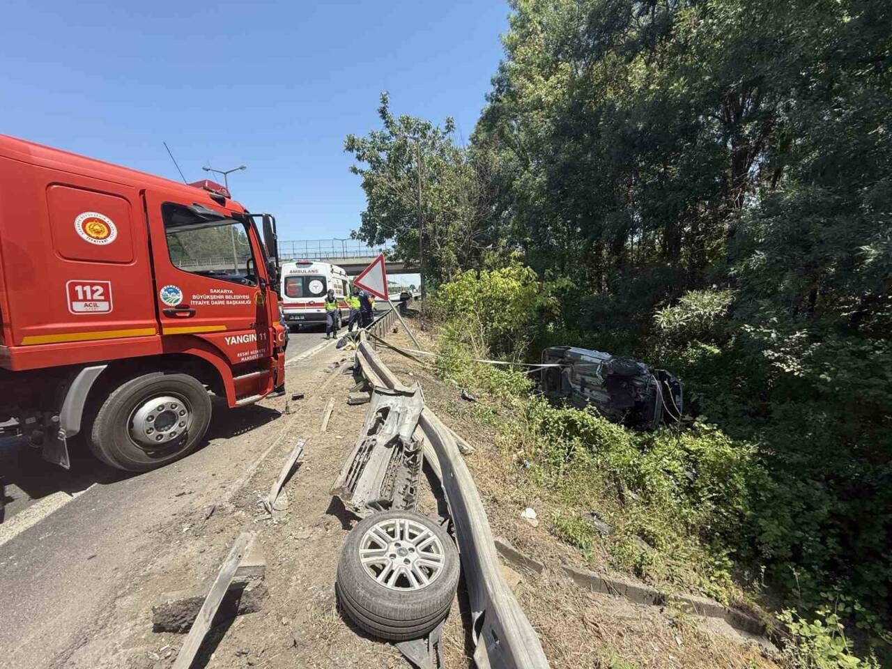 Anadolu Otoyolu Sakarya geçişinde kontrolden çıkan hafif ticari araç, bariyerleri