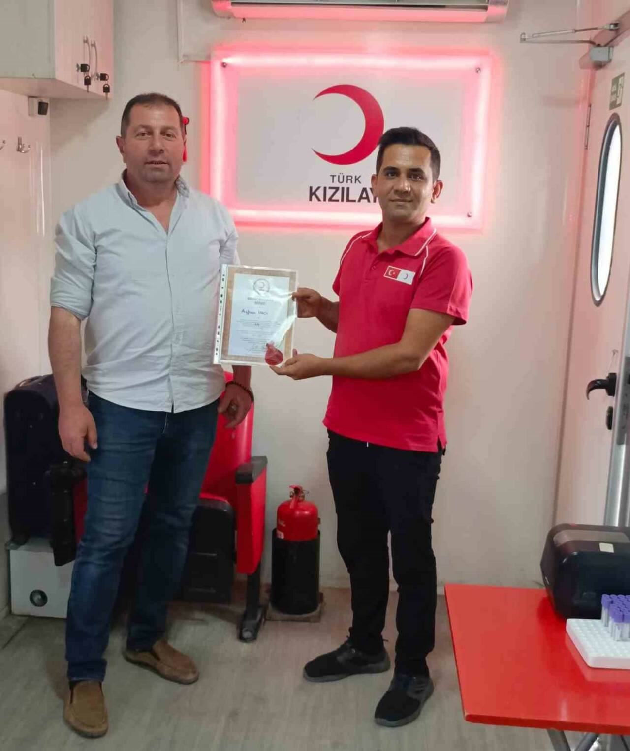 Van’ın Özalp ilçesinde Kızılay’a çok kan veren vatandaşlara paket ve