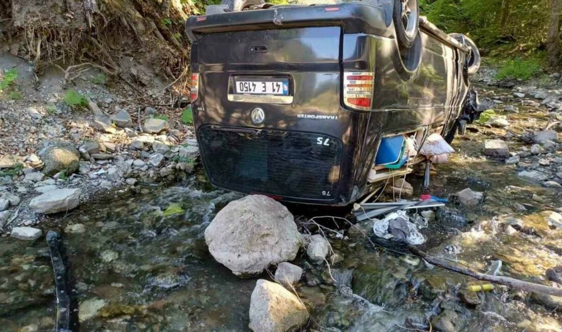Bolu-Abant karayolunda kontrolden çıkan panelvan aracın dereye uçtu. Tatil için