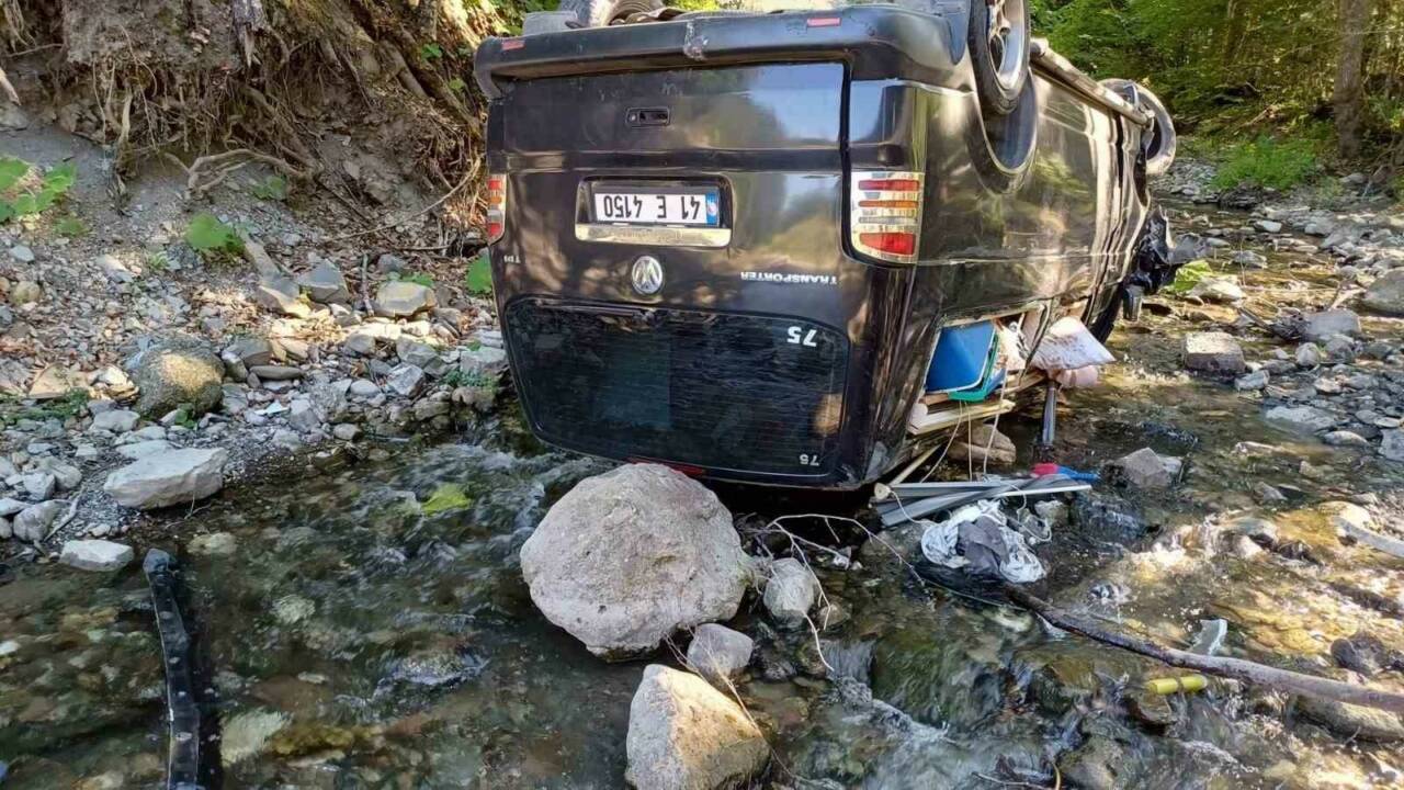 Bolu-Abant karayolunda kontrolden çıkan panelvan aracın dereye uçtu. Tatil için