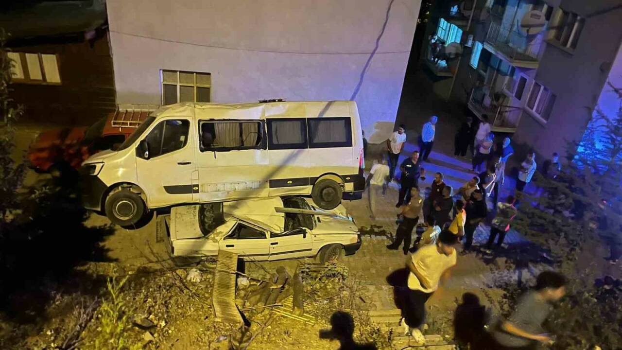 Adana’nın Feke ilçesinde, park halindeyken freni boşalan minibüs, bir otomobilin