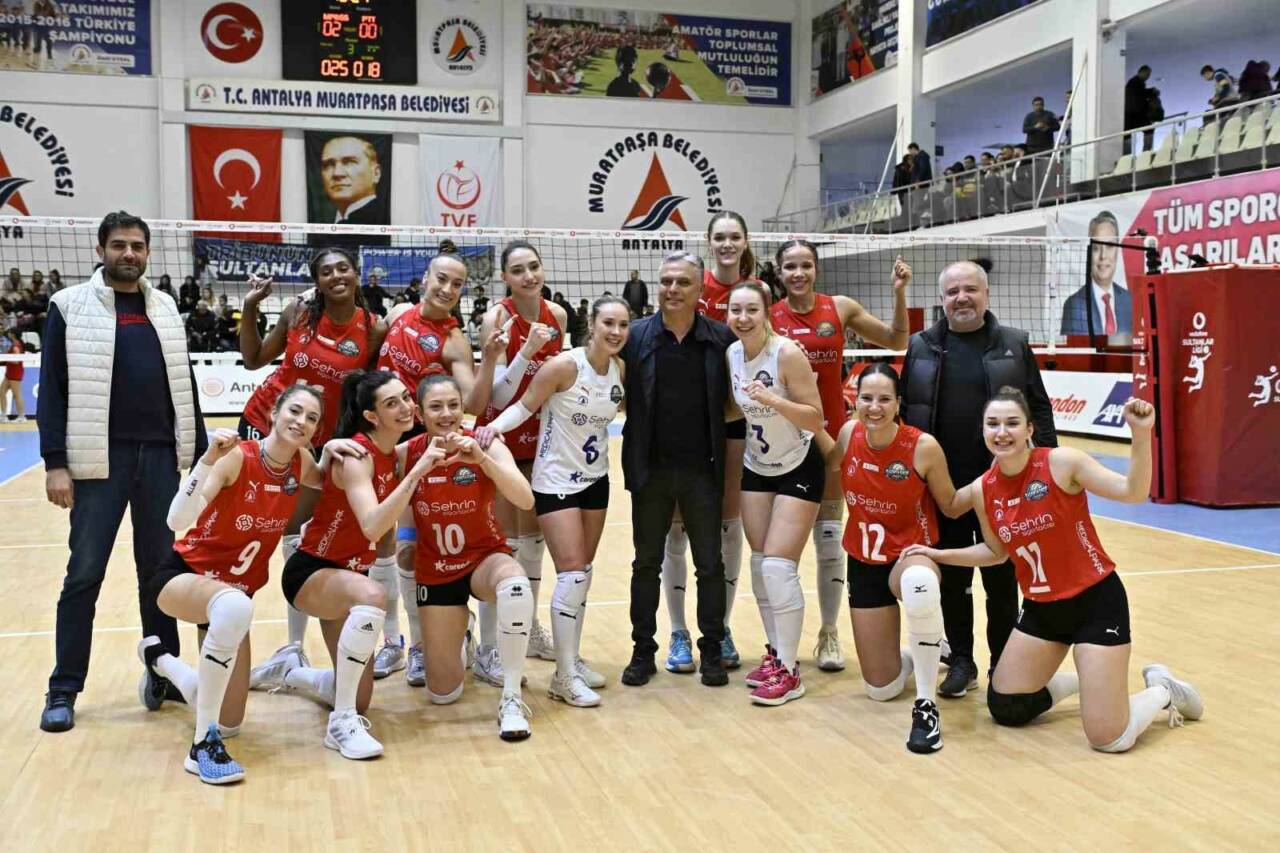 Muratpaşa Belediyespor Kadın Voleybol Takımı, bu sezon 1. Lig’de mücadele