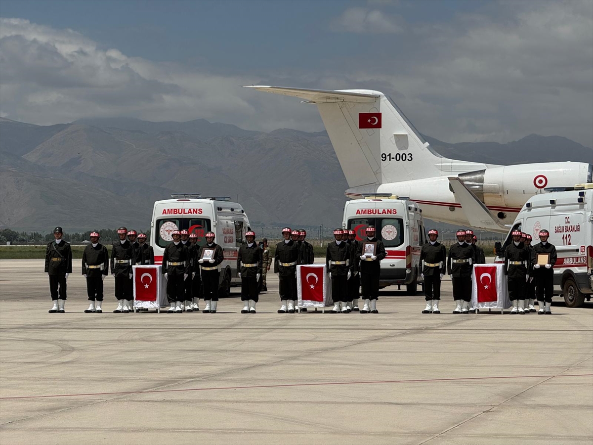 - Törene Milli Savunma Bakanı Yaşar Güler, Genelkurmay Başkanı Orgeneral
