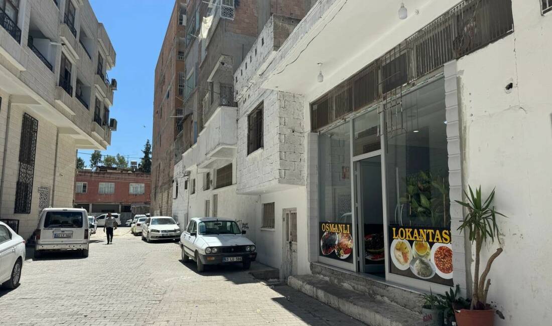 Şanlıurfa’nın Birecik ilçesinde, bir binanın 2’nci katındaki evininin penceresinden atlayan