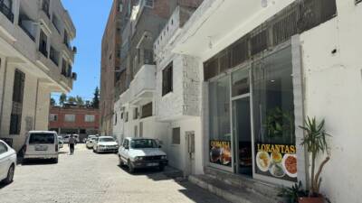 Şanlıurfa’nın Birecik ilçesinde, bir binanın 2’nci katındaki evininin penceresinden atlayan