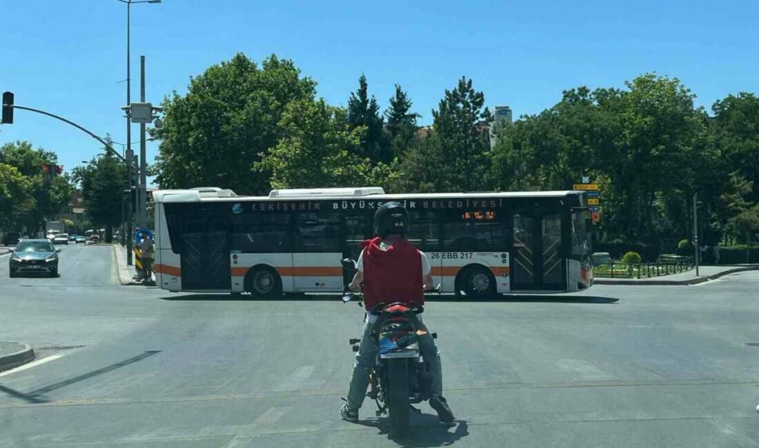 Eskişehir’de bir motosiklet sürücüsü, plakasına boyunluk geçirdiği motosikletle kırmızı ışıkta