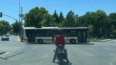 Eskişehir’de bir motosiklet sürücüsü, plakasına boyunluk geçirdiği motosikletle kırmızı ışıkta