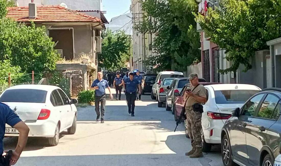 Balıkesir’de polis memurunu bıçaklayan psikolojik sorunları olduğu iddia edilen şüpheli,