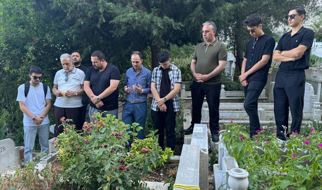 - TYB İstanbul Şube Başkanı Mahmut Bıyıklı:
- "Erdem Bayazıt'ın adını