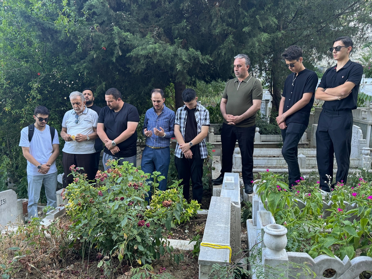 - TYB İstanbul Şube Başkanı Mahmut Bıyıklı:
- "Erdem Bayazıt'ın adını
