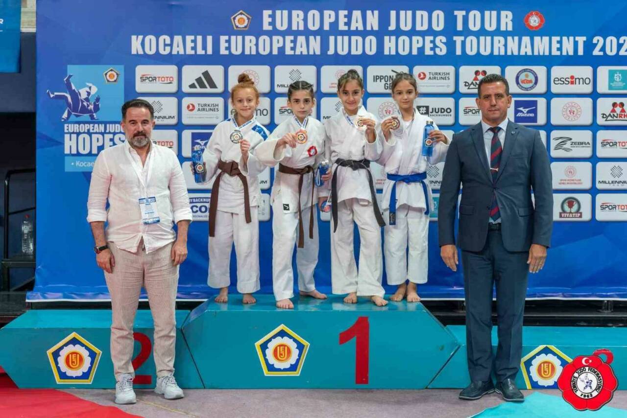 Sakarya Büyükşehir Belediyesi Spor Kulübü sporcuları çeşitli kategorilerde elde ettikleri