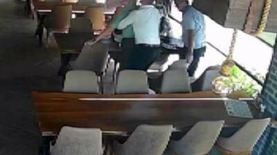 Sakarya’nın Serdivan ilçesinde bir restoranda hamburger yerken boğazına lokma takılan
