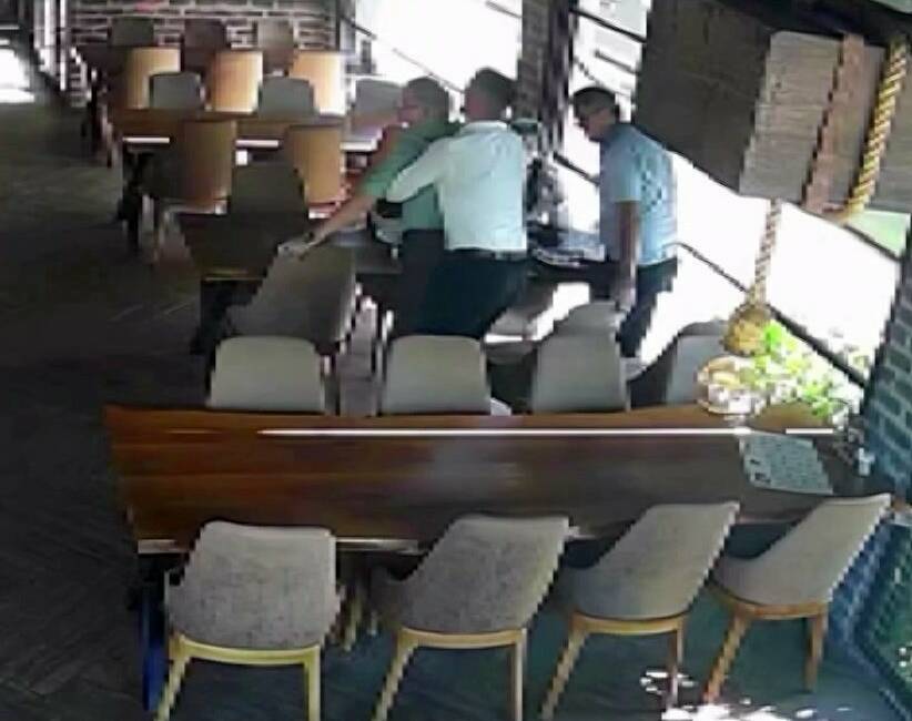 Sakarya’nın Serdivan ilçesinde bir restoranda hamburger yerken boğazına lokma takılan