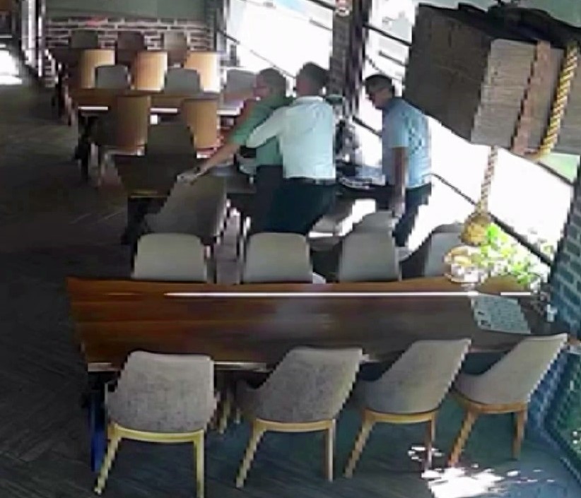 Sakarya’nın Serdivan ilçesinde bir restoranda hamburger yerken boğazına lokma takılan