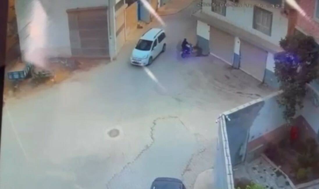 Şanlıurfa’nın Birecik ilçesinde, motosikletli kadın sürücünün otomobilden kaçmaya çalışırken bir