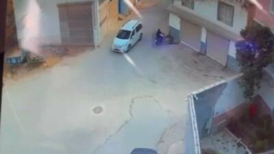 Şanlıurfa’nın Birecik ilçesinde, motosikletli kadın sürücünün otomobilden kaçmaya çalışırken bir