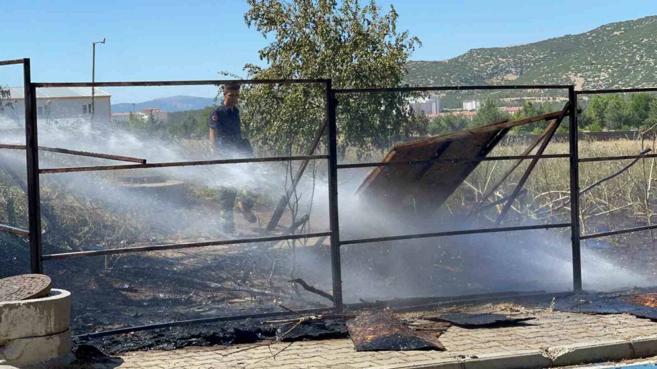 Isparta’da SDÜ Orman Fakültesi yakınlarındaki boş arazide çıkan yangın itfaiye