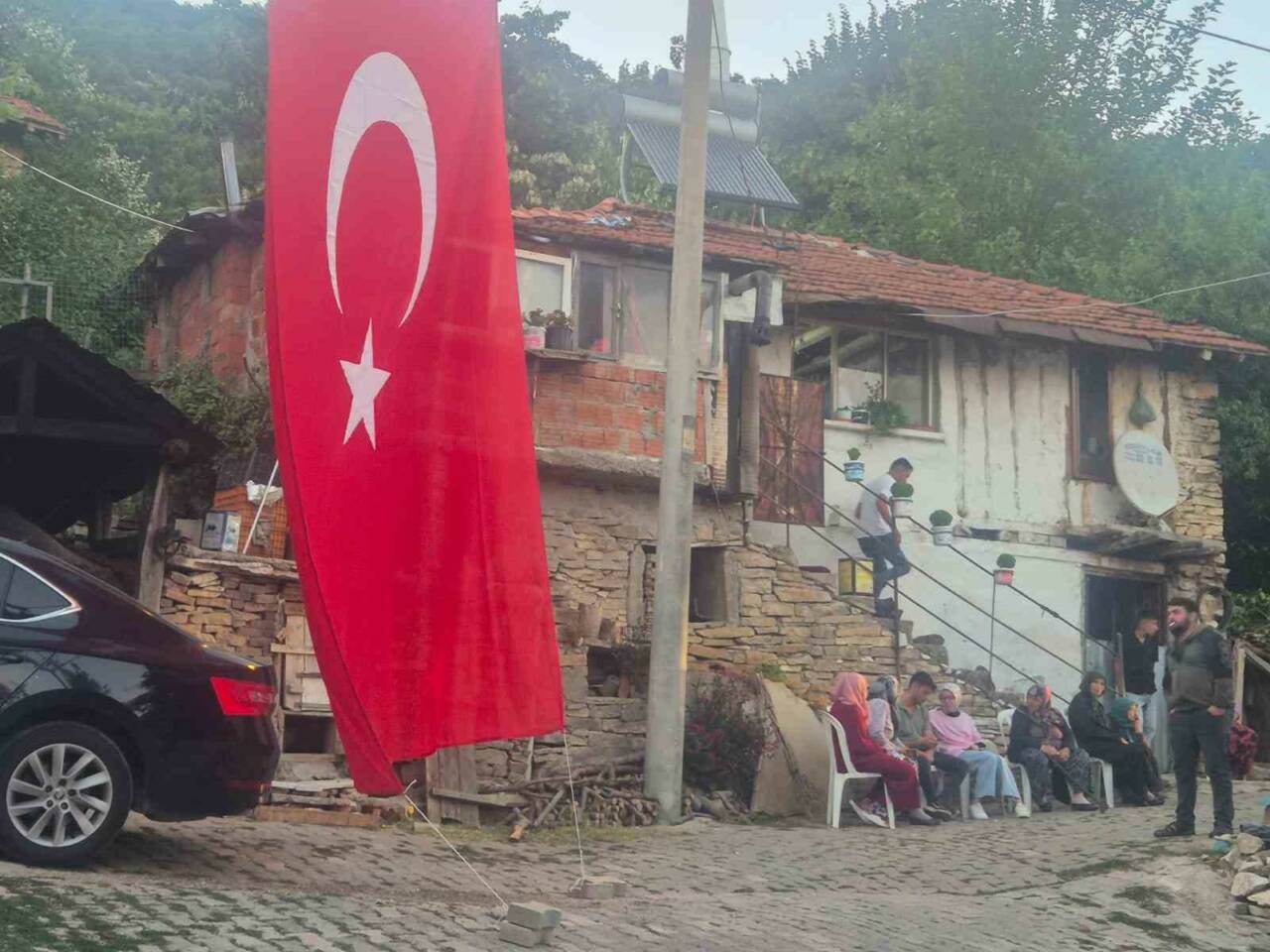 Irak’ın kuzeyindeki Pençe-Kilit Harekatı bölgesinde yürütülen mağara araması faaliyeti esnasında