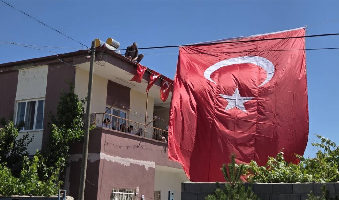 NİĞDE (AA) – Pençe-Kilit Harekat bölgesinde bir mağarada arama tarama