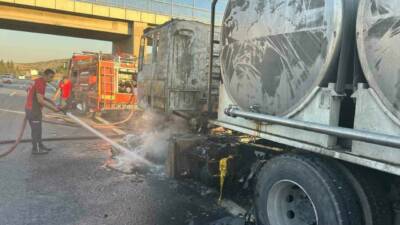 Mersin’in Tarsus ilçesinde seyir halindeki süt tankerinde çıkan yangın, yol