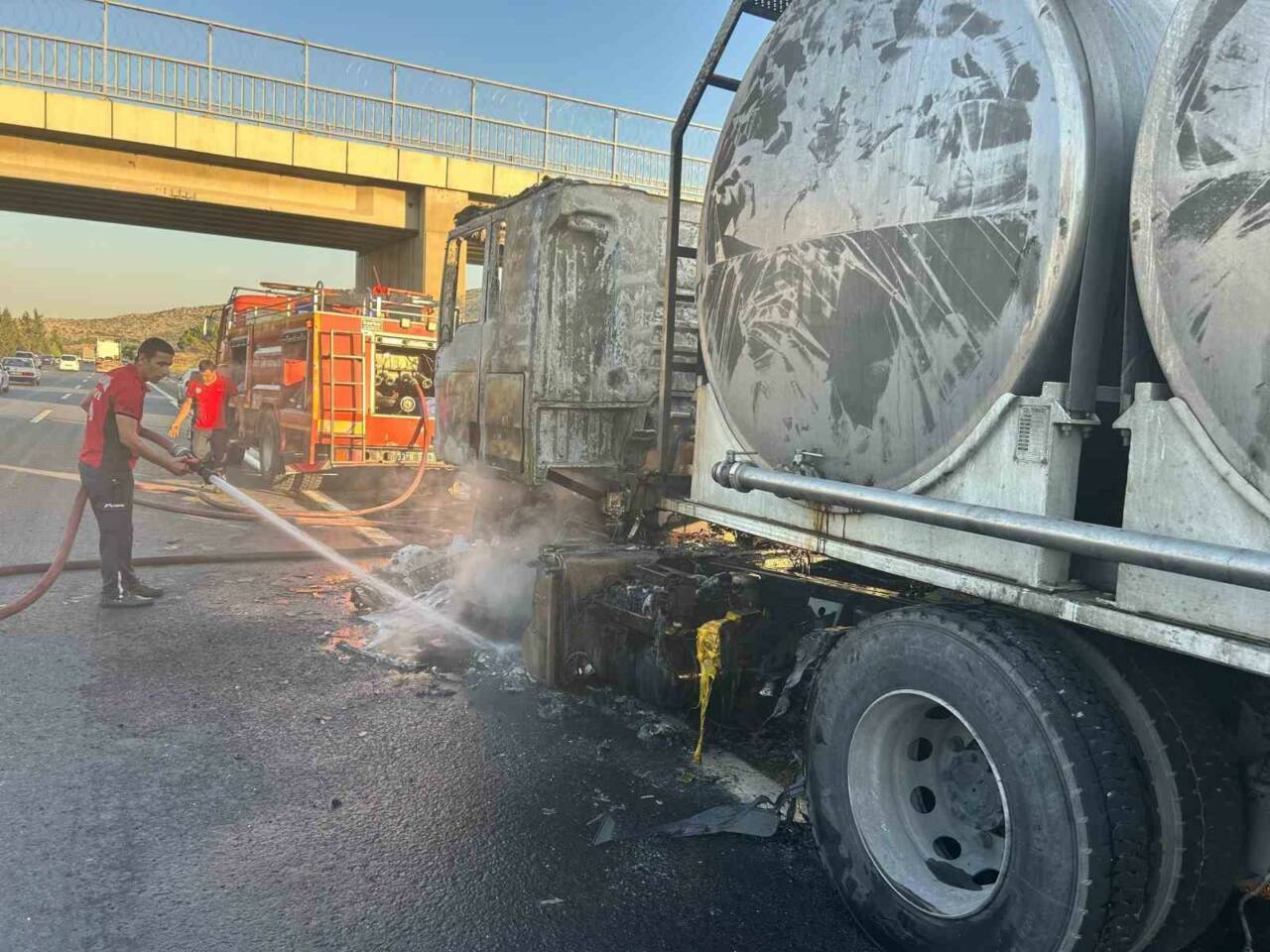 Mersin’in Tarsus ilçesinde seyir halindeki süt tankerinde çıkan yangın, yol