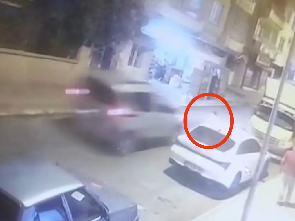 Siirt aniden yola fırlayan 5 yaşındaki çocuğa otomobil çarptı. Kaza
