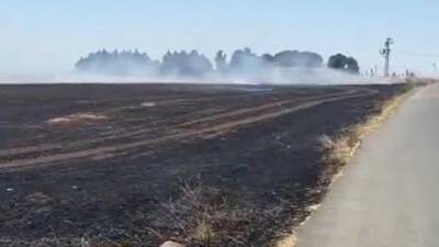 Silivri Gümüşyaka Mahallesi’nde çıkan anız yangınına vatandaşlar, traktörleri ve ellerine