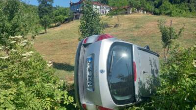 SİNOP (AA) – Sinop’un Gerze ilçesinde otomobilin ağaçlık alana devrilmesi