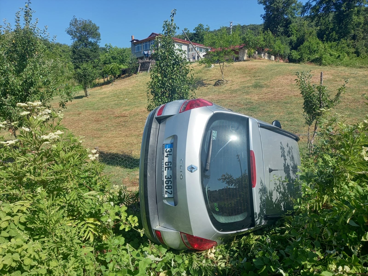 SİNOP (AA) – Sinop’un Gerze ilçesinde otomobilin ağaçlık alana devrilmesi